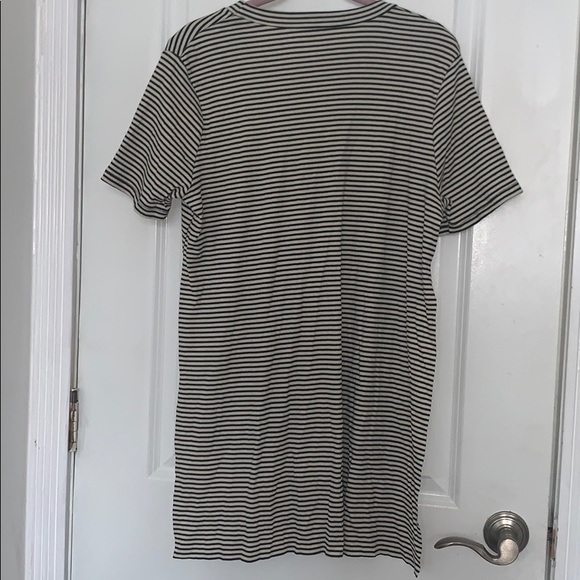 Black & White Striped Side Slit T-Shirt - Picture 4 of 4